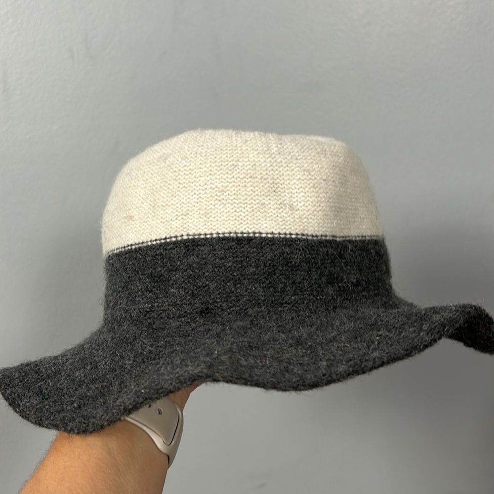 Zara Gray Cream Wool Blend Hat - gently used
